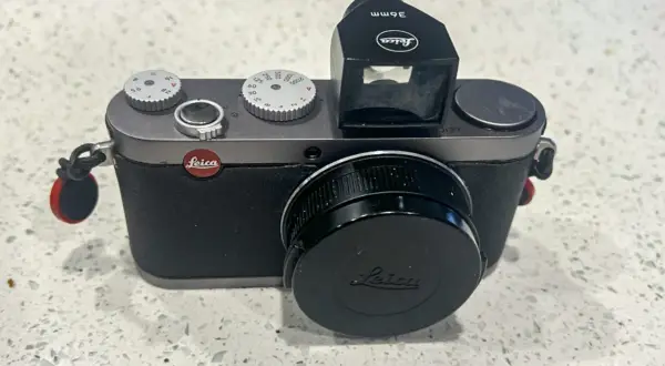 En Leica X1 kamera med objektivlock och extern sökare. En klassisk kamera redo för nya fotoupplevelser.