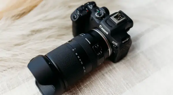 Canon EOS R7 med ett Tamron 18-300mm objektiv. VC står för Vibration Compensation, en funktion som hjälper till att stabilisera bilden.