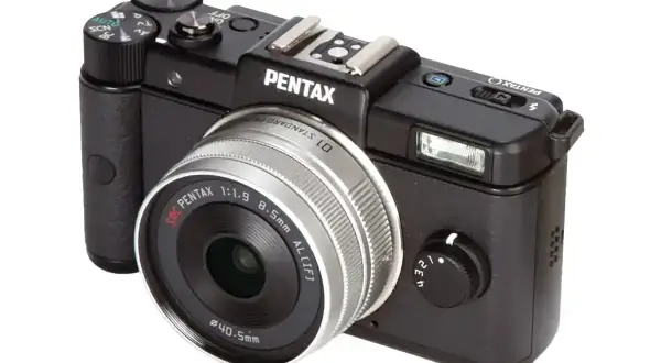 Svart kompaktkamera Pentax Q med silverfärgad lins. Perfekt för att fånga ögonblick.