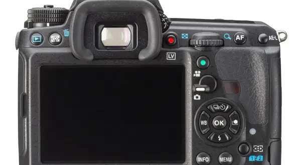 Baksidan på en Pentax K3 systemkamera med stor skärm och knappar för inställningar.