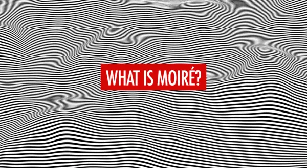 Vågig svartvit bakgrund med texten "WHAT IS MOIRÉ?" i en röd ruta. Mönstret skapar en moaré effekt.