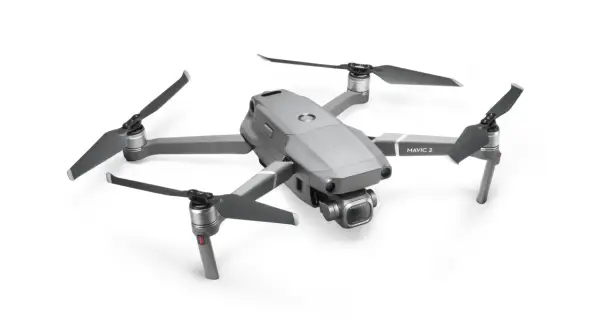 Grå drönare, en DJI Mavic 2 Pro, med utfällda propellrar och Hasselblad-kamera, redo att lyfta.