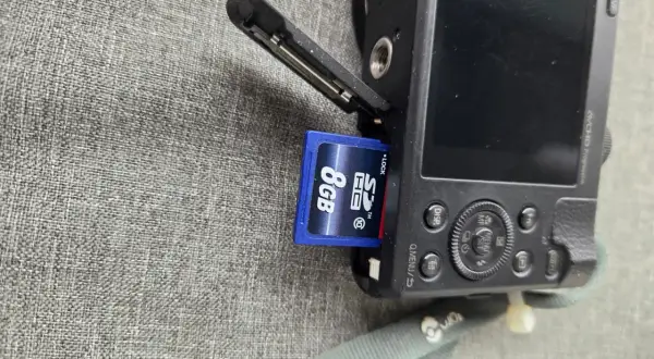 Ett SD-kort på 8GB sätts in i en Panasonic Lumix TZ60.