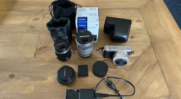 Här ligger en Panasonic GM1 med tillbehör: objektiv, laddare, batteri och fodral. Perfekt för den som vill fotografera.