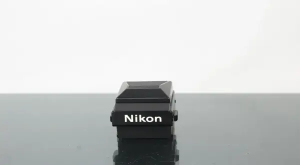 Svart Nikon F3 tillbehör, en klassiker för fotografer.
