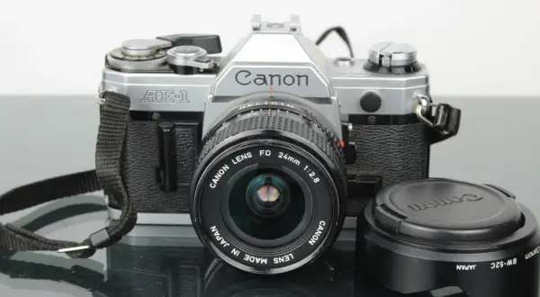En klassisk Canon AE-1 med ett Canon FD 24mm 1:2.8 objektiv. Perfekt för att fånga minnen.