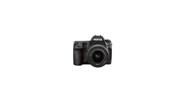 Svart Pentax K7 systemkamera med objektiv.