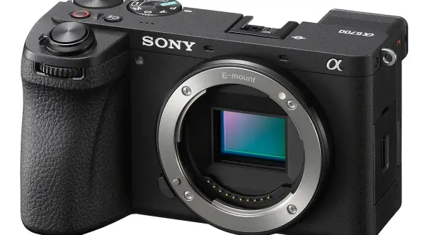 Svart systemkamera, Sony a6700, med E-mount.