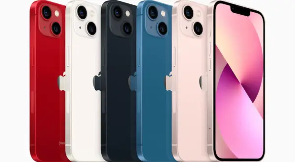 Fem iPhones i olika färger, inklusive röd, vit, mörkblå, blå och rosa. Den främre kameran på iPhone 13 är framträdande.