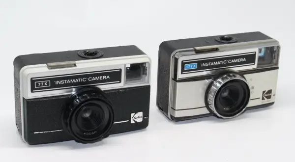 Två Kodak Instamatic-kameror, en 77X och en 177X, redo att fånga minnen med 126 film.