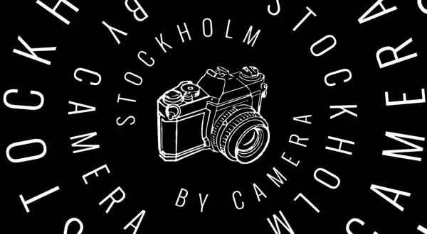 En vit ritad kamera omgiven av texten "STOCKHOLM CAMERA BY CAMERA" i en cirkel. Perfekt för stockholm fotomaraton.