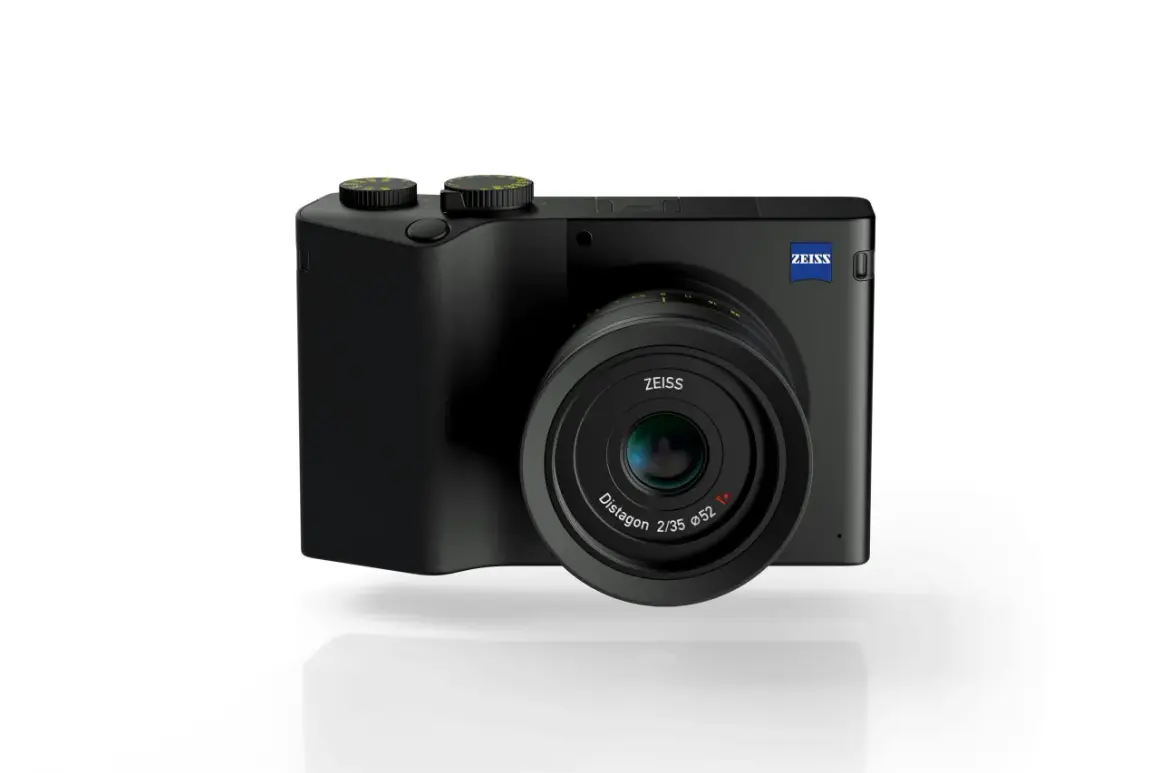 Svart kompaktkamera med ZEISS-logotyp och Distagon-objektiv. En stilren ZEISS ZX1 redo för att fånga dina ögonblick.