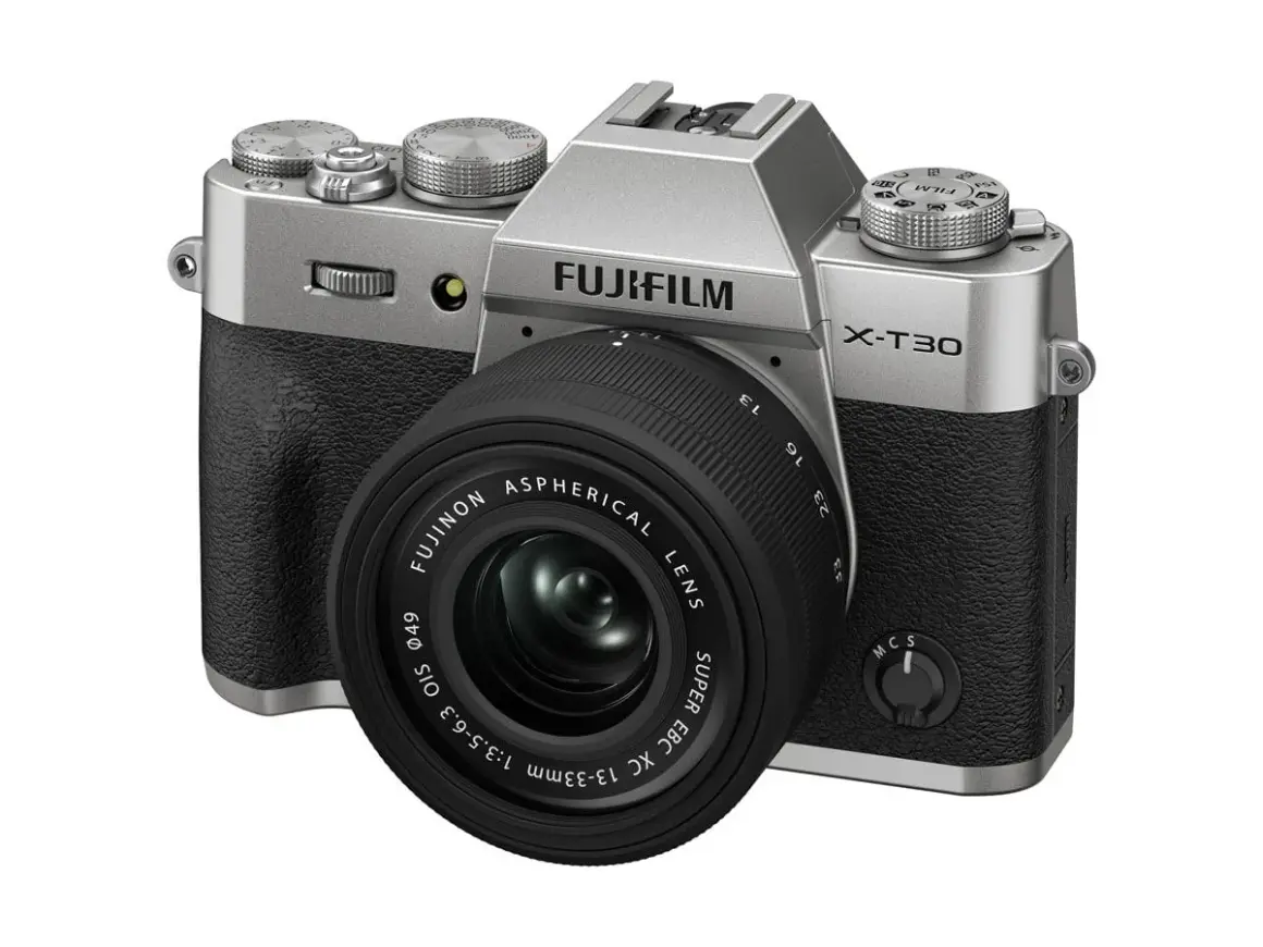 Silver Fujifilm X-T30 med objektiv. Perfekt för att fånga dina minnen med stil.
