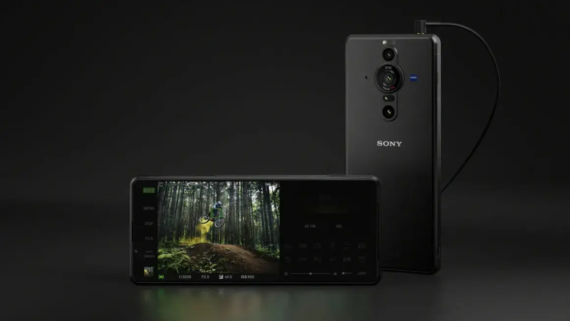 Sony Xperia Pro-I med en cyklist i luften på skärmen. Telefonen har en professionell kamerauppsättning.