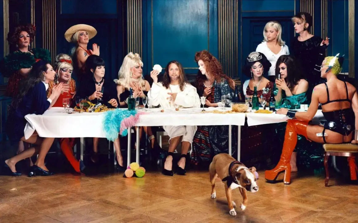 Elisabeth Ohlson Wallin bilder: En modern tolkning av Nattvarden med dragartister och en hund.