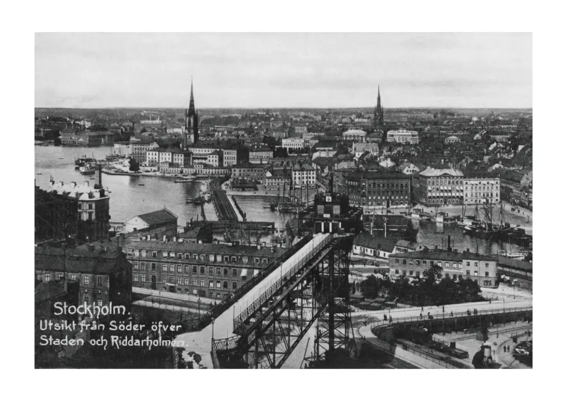 Gamla stockholmsbilder: vy över Södermalm, Riddarholmen och Stadsholmen med broar och fartyg.