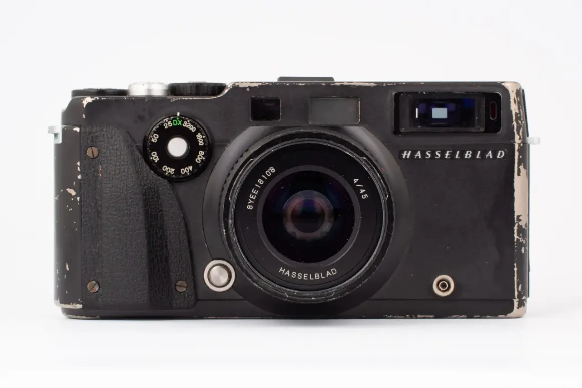 En sliten men ikonisk Hasselblad XPan-kamera med vidvinkelobjektiv. Den har sett bättre dagar men är redo för nya äventyr.