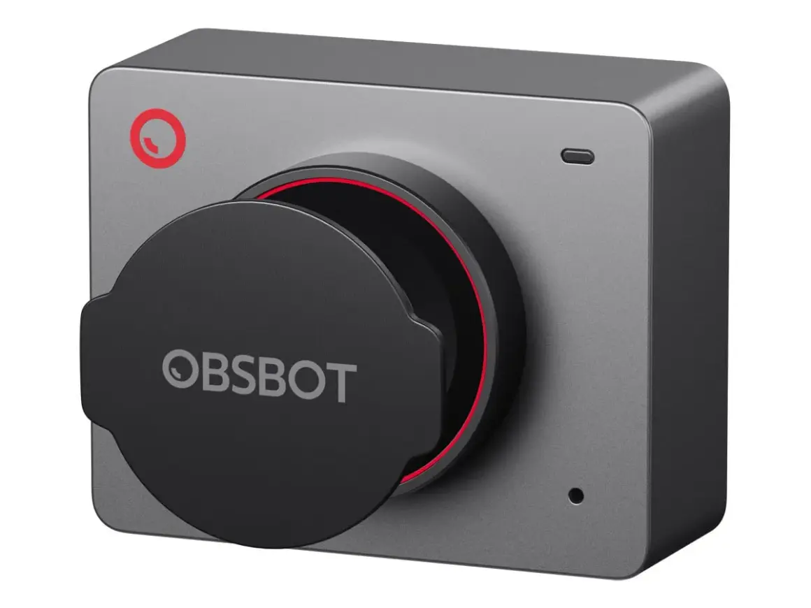 En grå OBSBOT-kamera med objektivskyddet öppet, redo att anslutas till datorn för streaming.