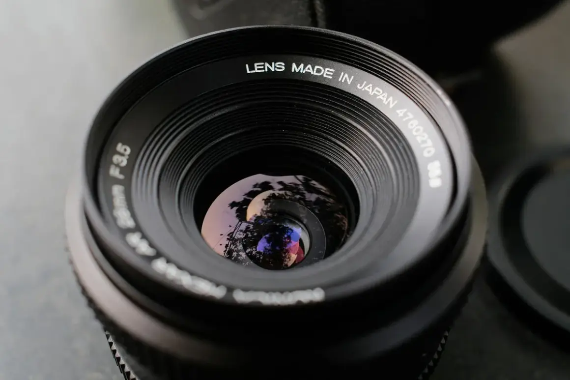 Närbild på ett Pentax Spotmatic objektiv, "Lens Made in Japan" syns tydligt.