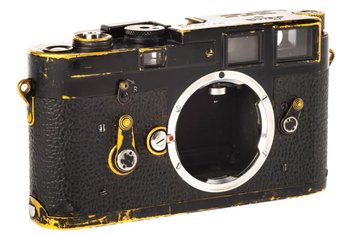 En sliten Leica M3 med guldfärgade detaljer som skvallrar om många fotograferade ögonblick.