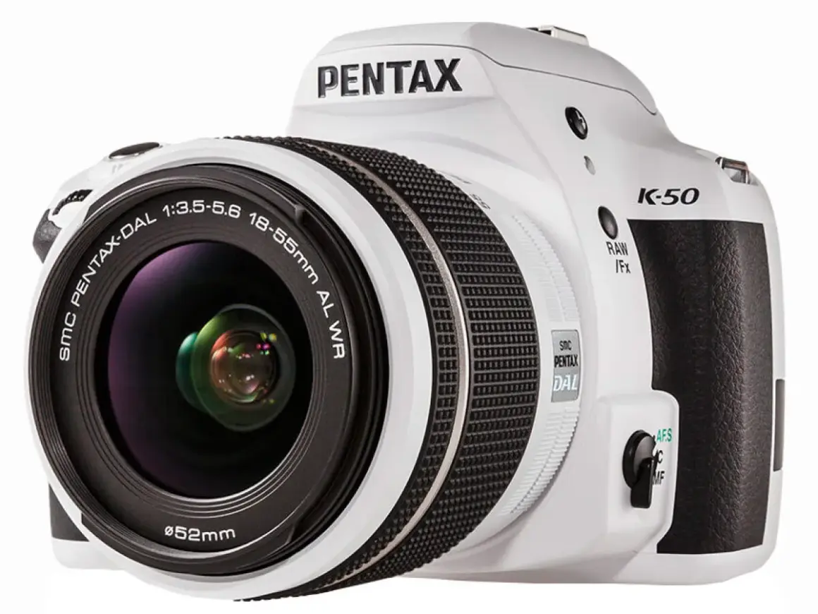 Vit Pentax K-50 med objektivet SMC Pentax-DAL 18-55mm. Perfekt för att fånga dina minnen.