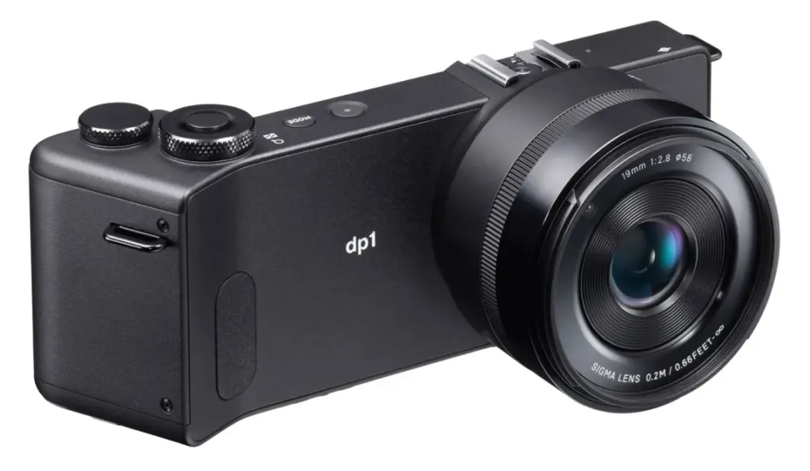 Svart kompaktkamera, sigma dp1, med en vidvinkeloptik och tydliga reglage.
