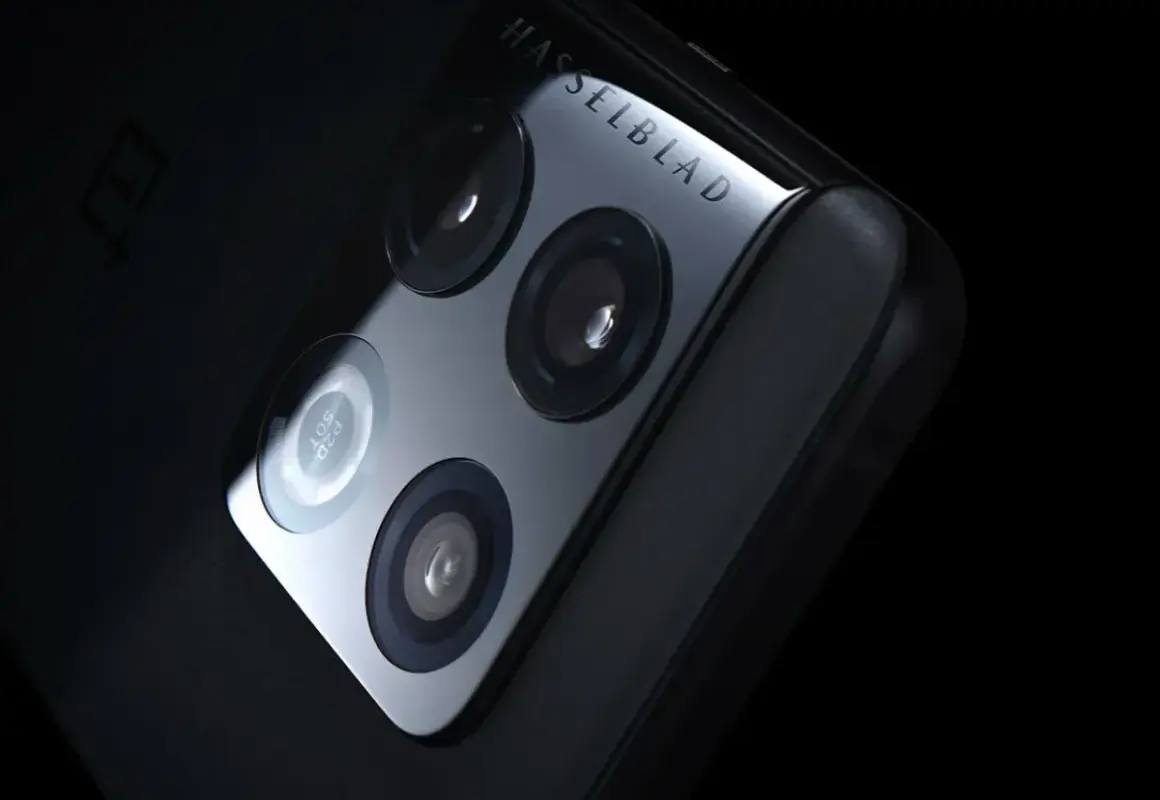 Närbild på OnePlus 10 Pro kameramodul med Hasselblad-logotyp. En detaljerad oneplus 10 pro test visar dess avancerade fototeknik.