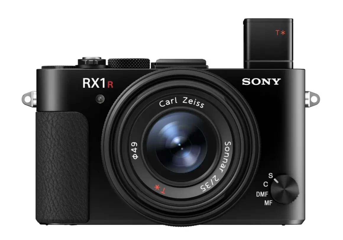 Svart kompaktkamera Sony RX1R med Carl Zeiss Sonnar-objektiv. Perfekt för att fånga ögonblick med hög kvalitet.