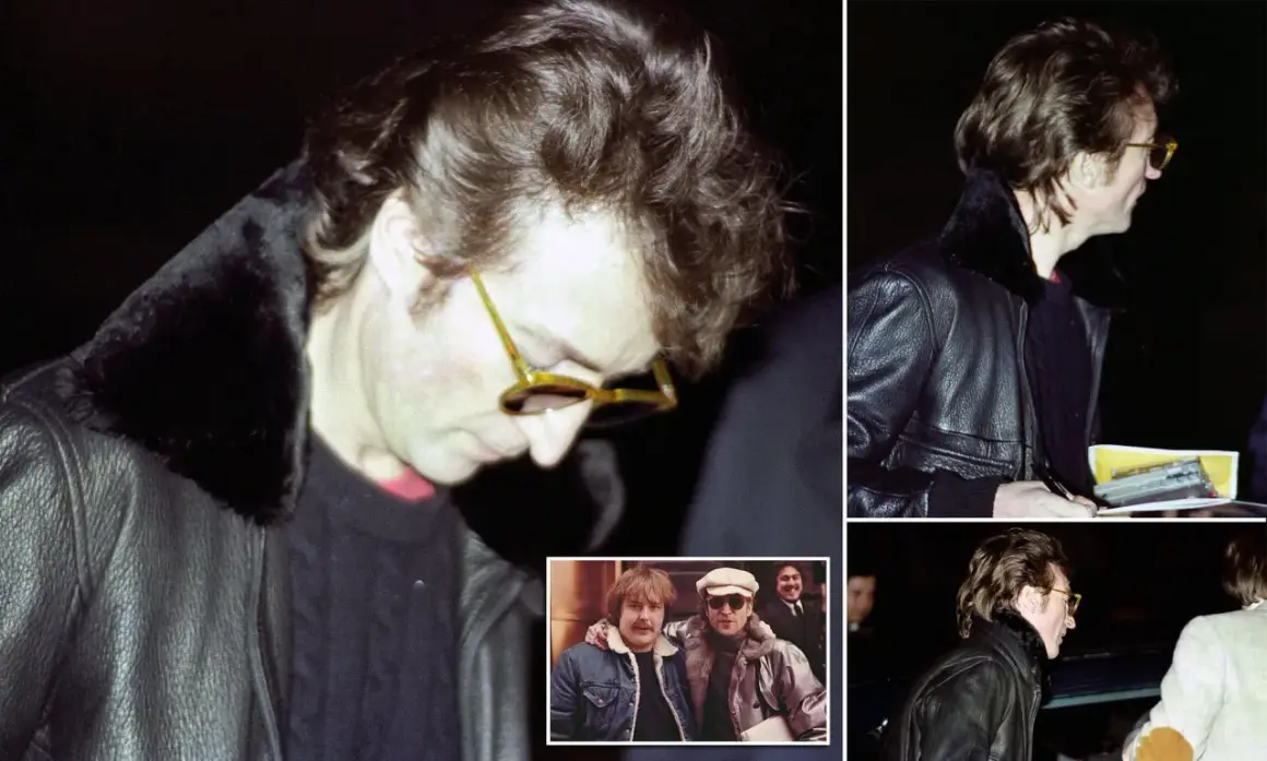 John Lennon i Yoko Ono, fotograferade av Annie Leibovitz. Lennon bär en läderjacka med pälskrage och gula glasögon.