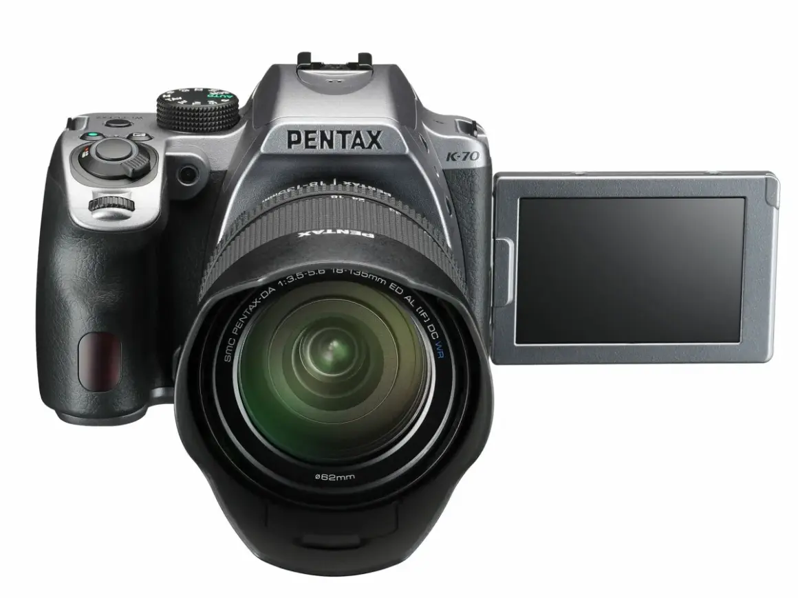 En Pentax K70 systemkamera med objektivet 18-135mm och en vinklingsbar skärm.