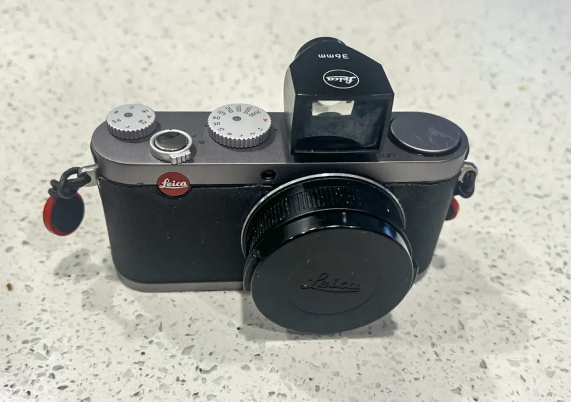 En Leica X1 kamera med objektivlock och extern sökare. En klassisk kamera redo för nya fotoupplevelser.