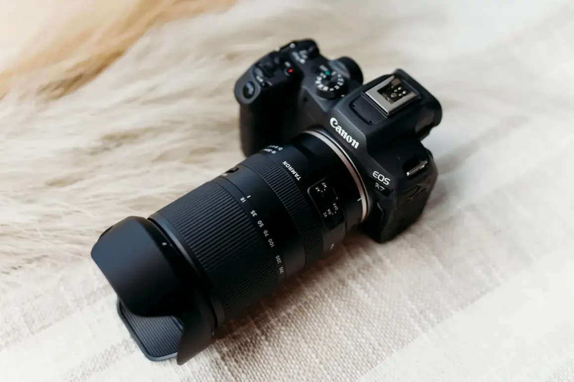 Canon EOS R7 med ett Tamron 18-300mm objektiv. VC står för Vibration Compensation, en funktion som hjälper till att stabilisera bilden.