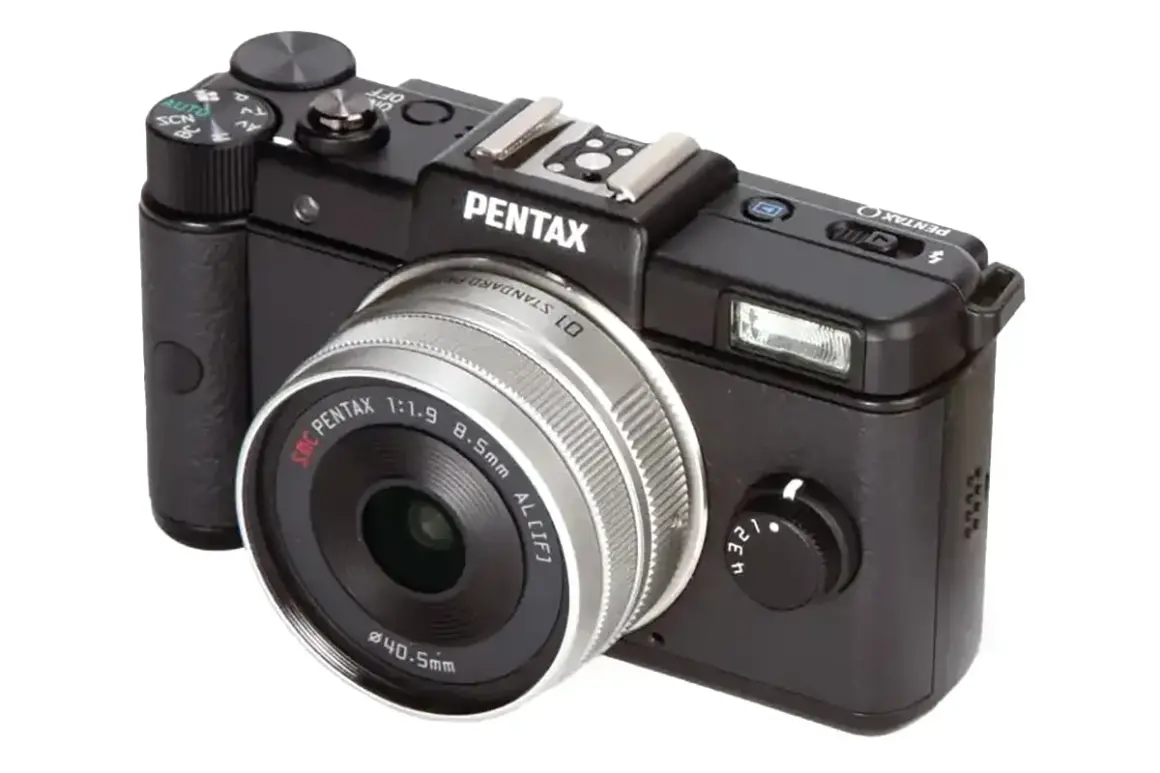 Svart kompaktkamera Pentax Q med silverfärgad lins. Perfekt för att fånga ögonblick.