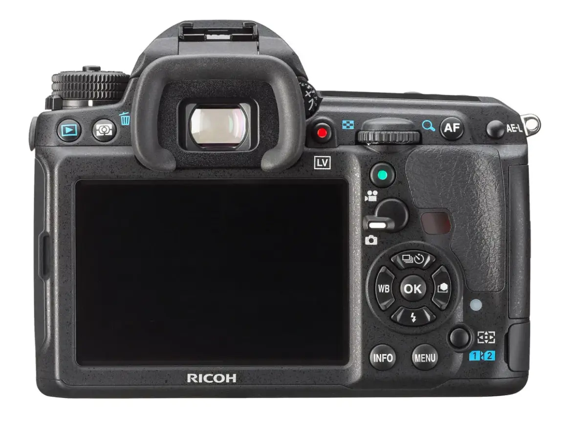 Baksidan på en Pentax K3 systemkamera med stor skärm och knappar för inställningar.