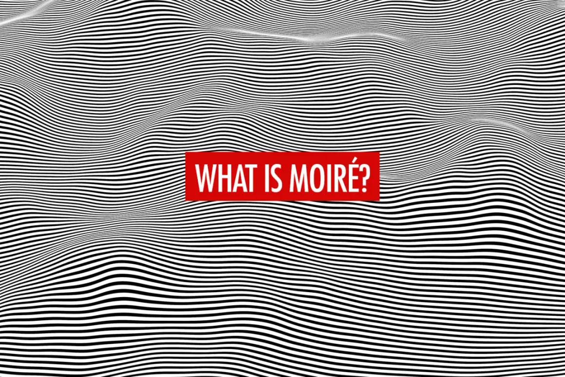Vågig svartvit bakgrund med texten "WHAT IS MOIRÉ?" i en röd ruta. Mönstret skapar en moaré effekt.