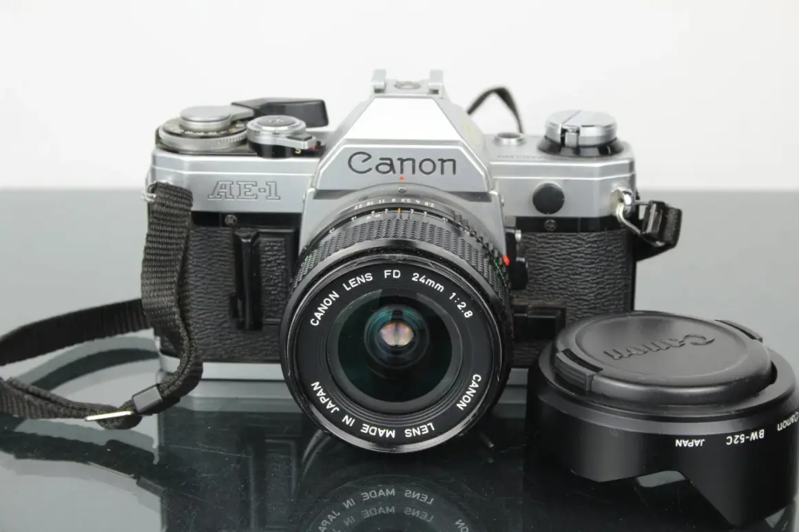 En klassisk Canon AE-1 med ett Canon FD 24mm 1:2.8 objektiv. Perfekt för att fånga minnen.