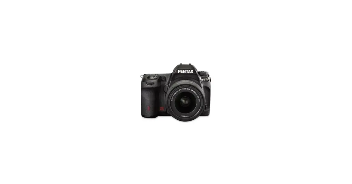 Svart Pentax K7 systemkamera med objektiv.