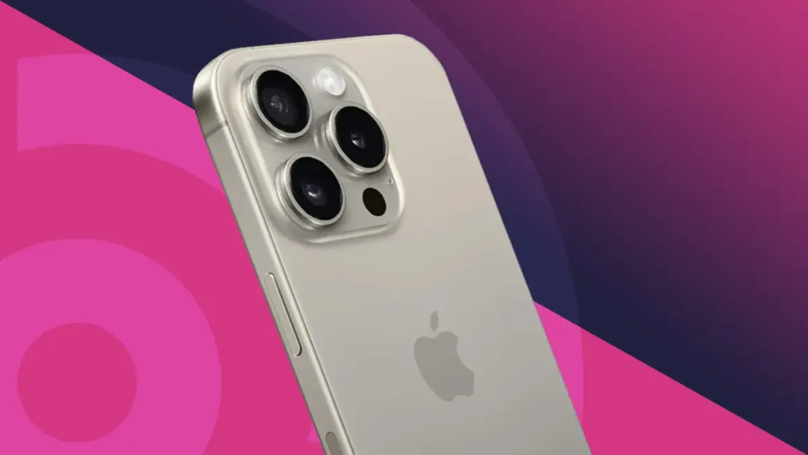 En närbild av en silverfärgad iPhone med tre kameror. Den har en elegant design, perfekt för att ta fantastiska bilder med iPhone SE-kameran.