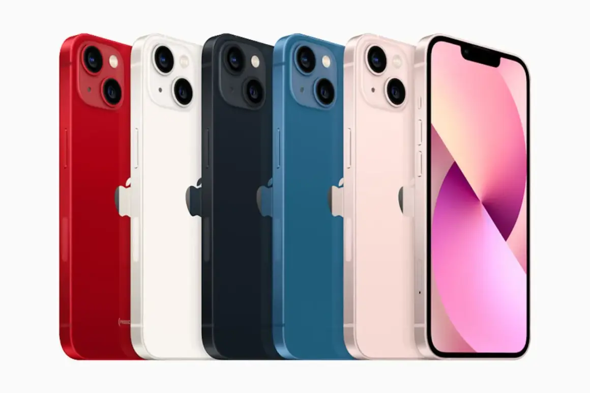 Fem iPhones i olika färger, inklusive röd, vit, mörkblå, blå och rosa. Den främre kameran på iPhone 13 är framträdande.