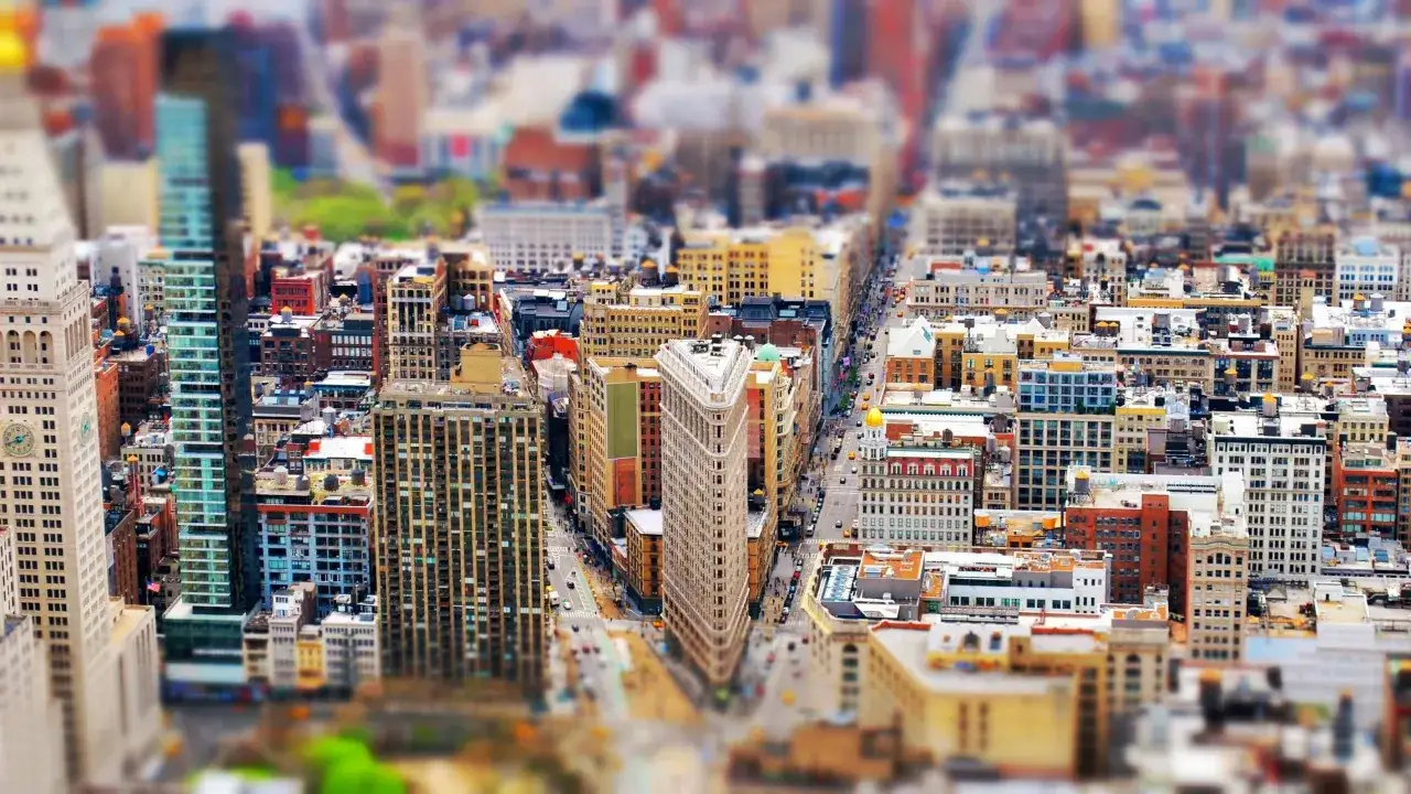 En stadssiluett med byggnader som ser ut som leksaker tack vare tilt shift-effekten.