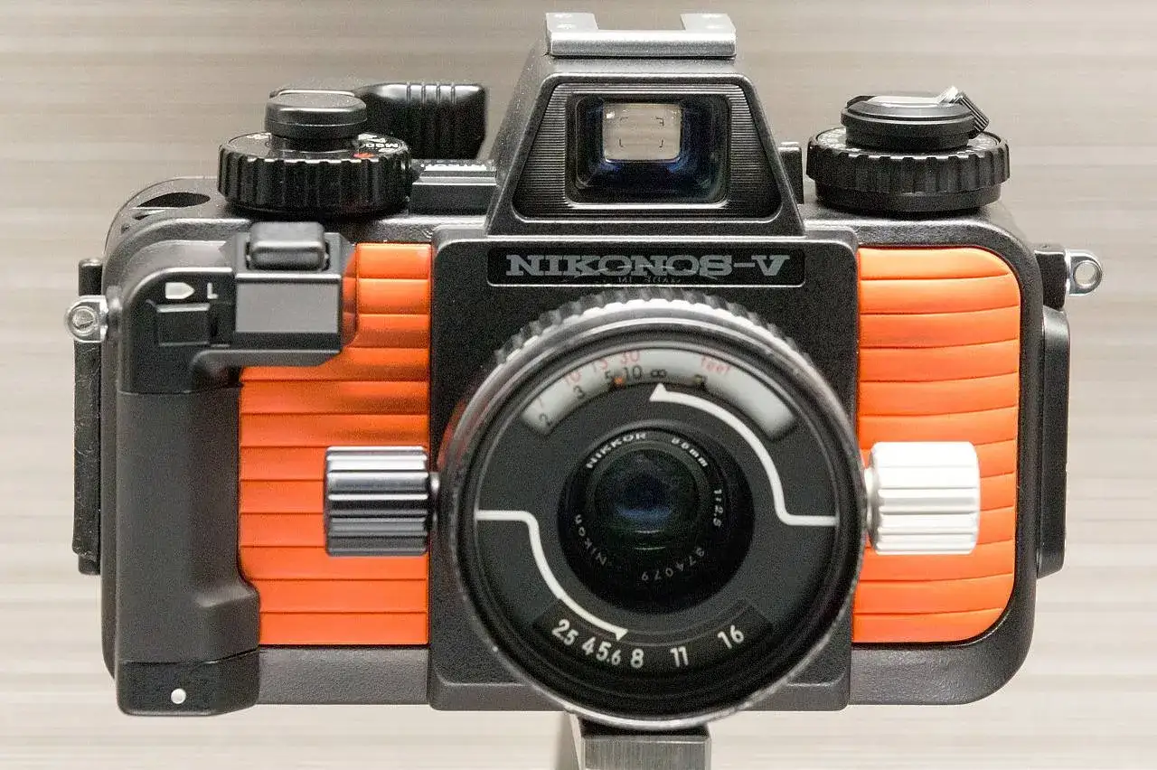 Nikonos V, en robust undervattenskamera med orange detaljer, redo för äventyr.