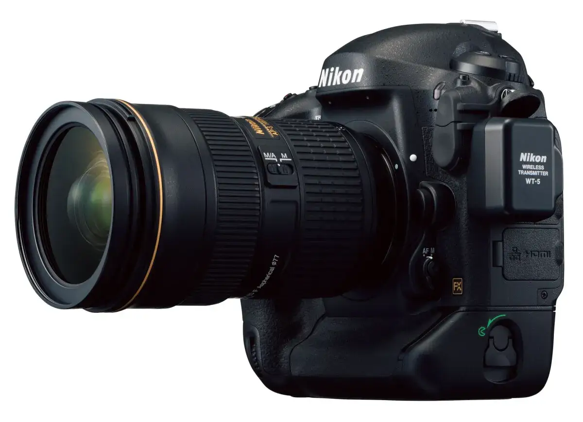 En Nikon D4S med ett stort objektiv och en trådlös WT-5-sändare. Perfekt för professionell fotografering.