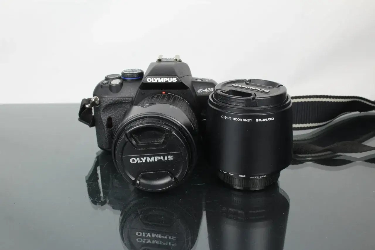 Olympus E-420 med objektiv och motljusskydd. En klassisk kamera redo f&ouml;r nya &auml;ventyr.