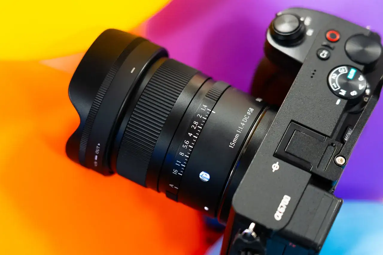 Sony α6700 med ett Sigma 15mm f/1.4 DC DN objektiv. Perfekt för en sigma test.