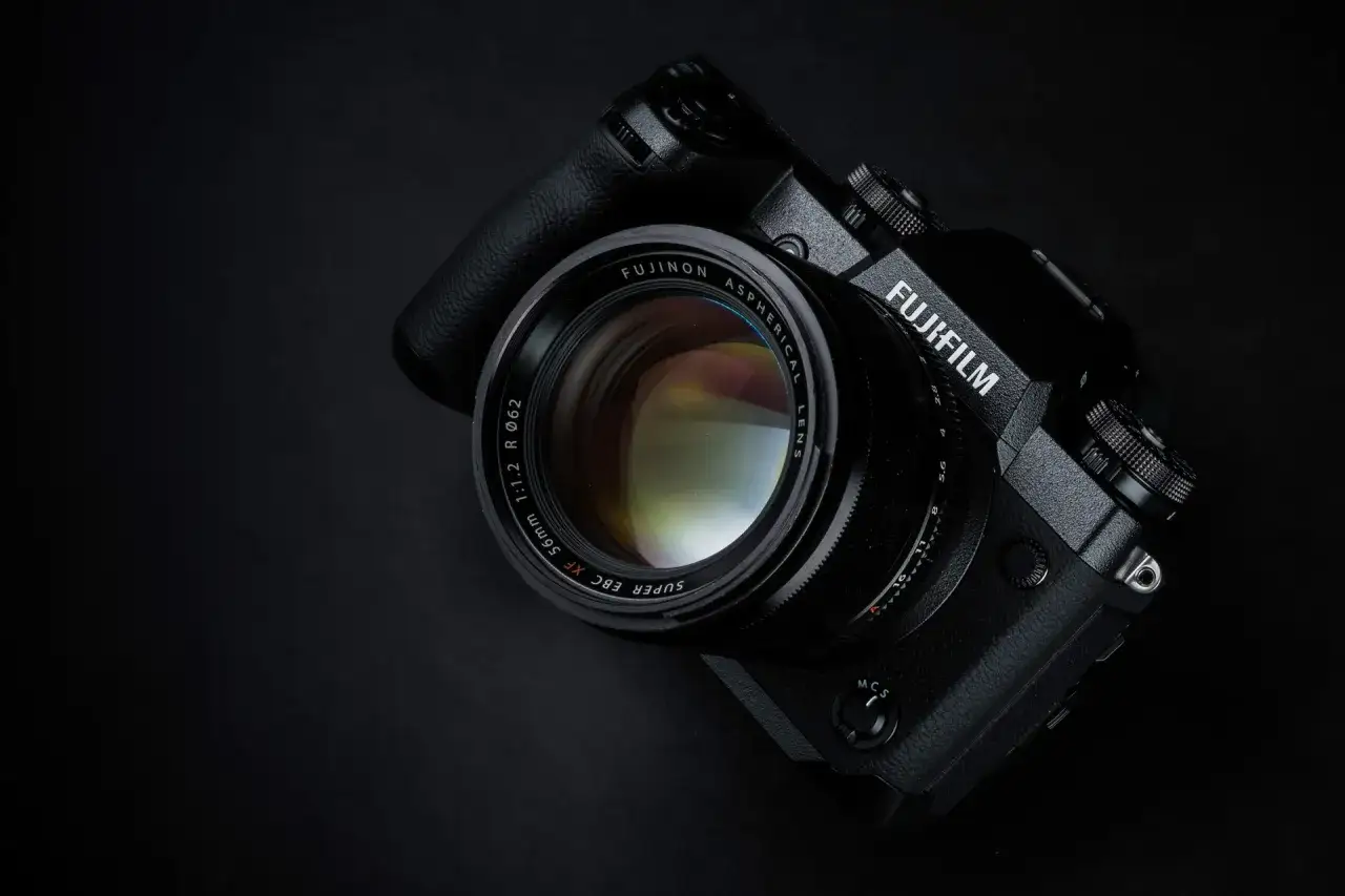 En Fujifilm XH1 med ett ljusstarkt objektiv, redo att fånga ögonblick.