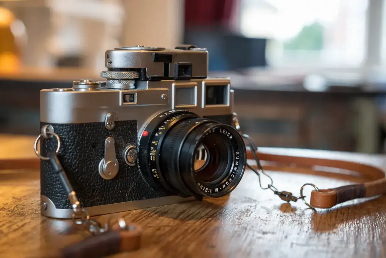 En klassisk Leica M3 med ett Summicron-objektiv, redo att fånga ögonblick.