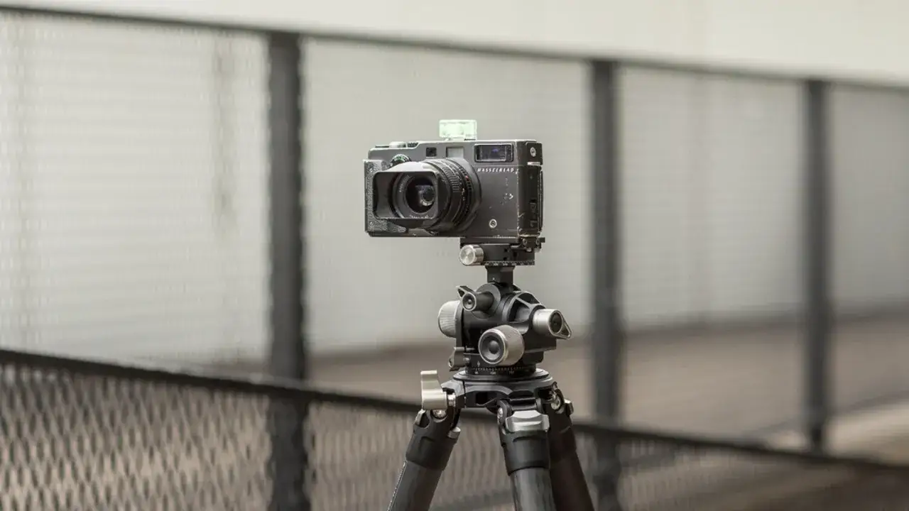 En Hasselblad-kamera p&aring; stativ, redo f&ouml;r pixel shift-fotografering.