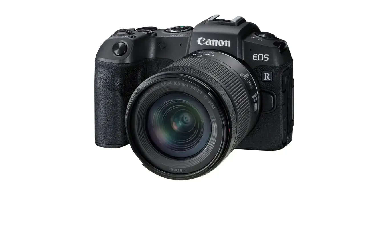 Svart Canon EOS RP med objektivet RF 24-105mm F4-7.1 IS STM. Perfekt för att fånga dina minnen.