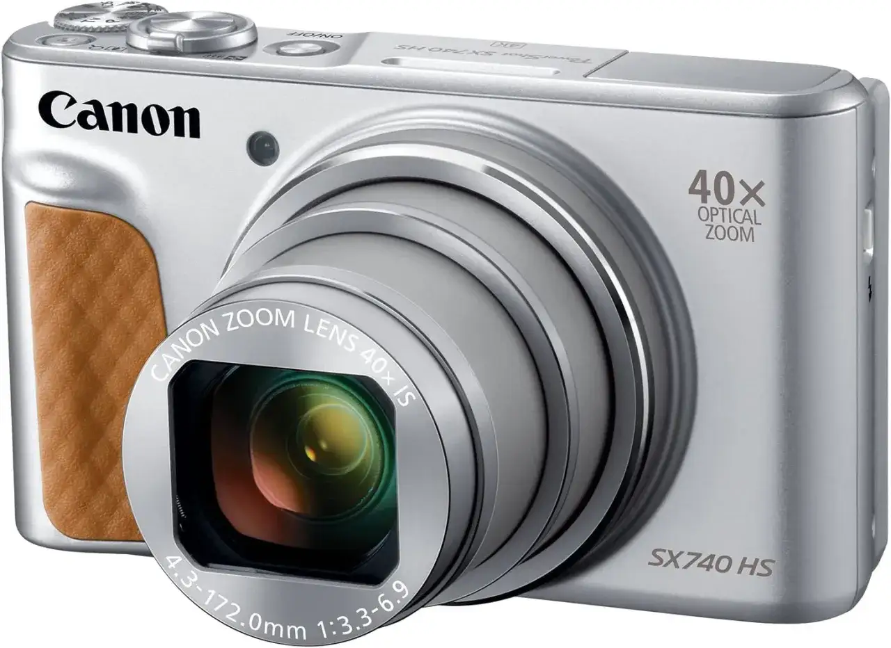 Silver Canon Powershot SX740 HS med 40x optisk zoom och brun l&auml;derdetalj. Perfekt f&ouml;r att f&aring;nga alla &ouml;gonblick.