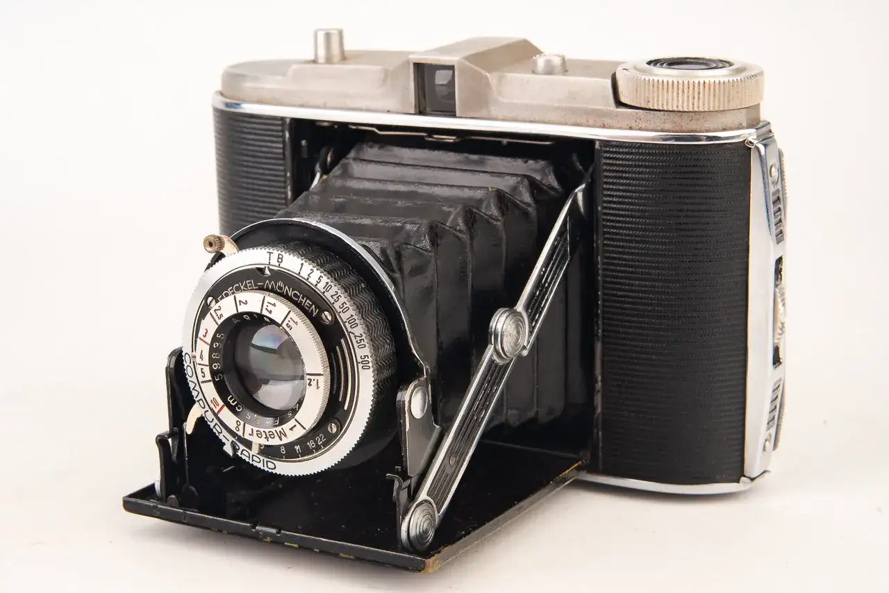 En klassisk Agfa Isolette vikbar kamera med l&auml;derbalg och en Compur-Rapid-slutare.